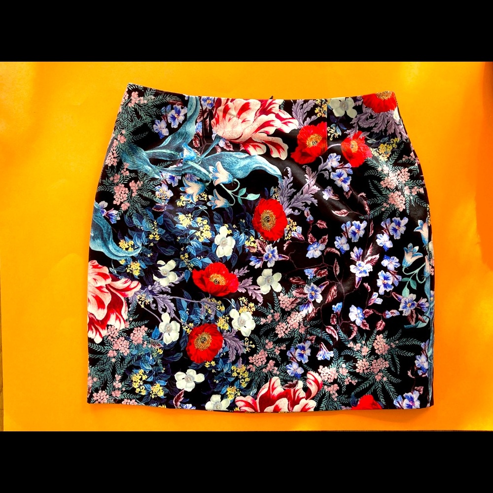 MINKPINK Black Satin Skirt M w/Poppies, Tulips/Violets/Lilly of the Valley Sz M